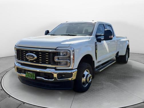 Oxford White 2025 Ford F-350 Lariat