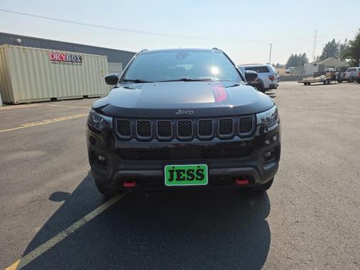 Diamond Black Crystal Pearlcoat 2024 Jeep Compass Trailhawk