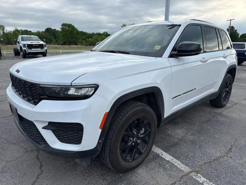 Bright White Clearcoat 2025 Jeep Grand Cherokee Altitude
