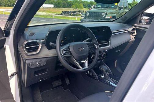Iridescent Pearl Tricoat 2026 Chevrolet Trailblazer ACTIV