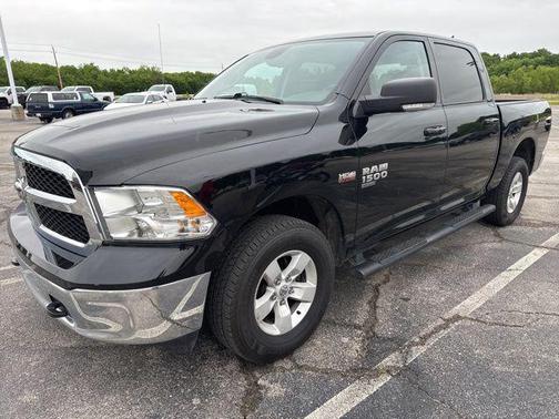 Diamond Black Crystal Pearlcoat 2022 RAM 1500 Classic SLT