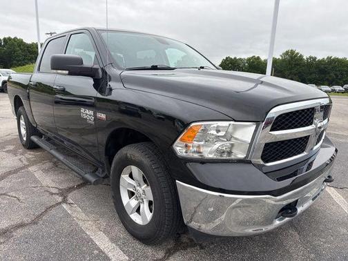 Diamond Black Crystal Pearlcoat 2022 RAM 1500 Classic SLT