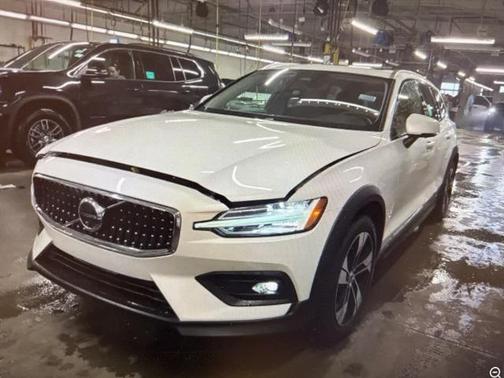 2025 Volvo V60 Cross Country Plus, B5 AWD Gas (mild hybrid)