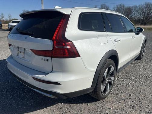2025 Volvo V60 Cross Country Plus, B5 AWD Gas (mild hybrid)