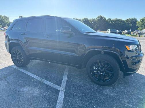 Diamond Black Crystal Pearlcoat 2022 Jeep Grand Cherokee Laredo
