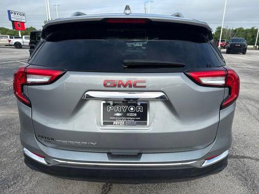 Sterling Metallic 2023 GMC Terrain SLT