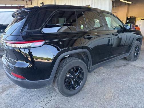 Diamond Black Crystal Pearlcoat 2025 Jeep Grand Cherokee Altitude