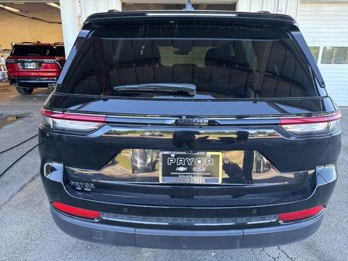 Diamond Black Crystal Pearlcoat 2025 Jeep Grand Cherokee Altitude