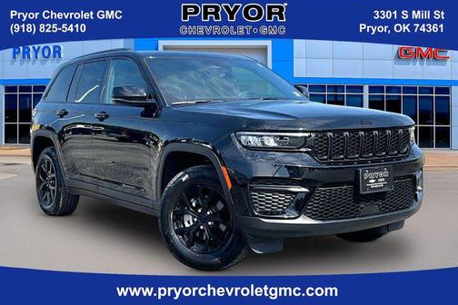Diamond Black Crystal Pearlcoat 2025 Jeep Grand Cherokee Altitude