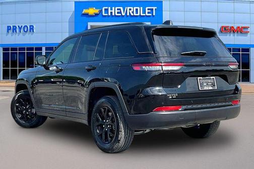 Diamond Black Crystal Pearlcoat 2025 Jeep Grand Cherokee Altitude