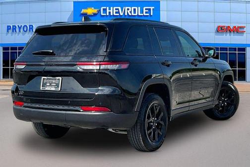 Diamond Black Crystal Pearlcoat 2025 Jeep Grand Cherokee Altitude