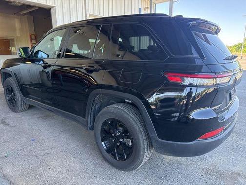 Diamond Black Crystal Pearlcoat 2025 Jeep Grand Cherokee Altitude