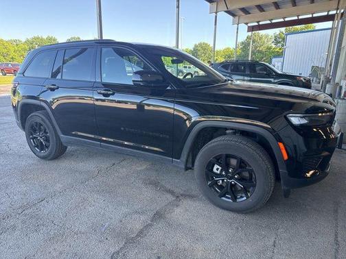 Diamond Black Crystal Pearlcoat 2025 Jeep Grand Cherokee Altitude