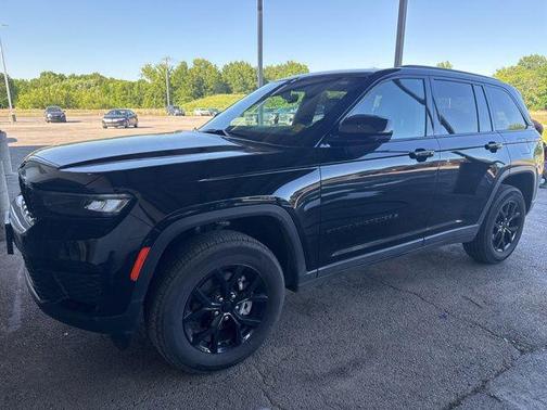 Diamond Black Crystal Pearlcoat 2025 Jeep Grand Cherokee Altitude