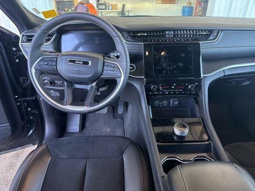 Diamond Black Crystal Pearlcoat 2025 Jeep Grand Cherokee Altitude