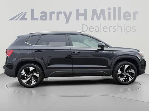 Deep Black Pearl Effect 2024 Volkswagen Taos 1.5T SE
