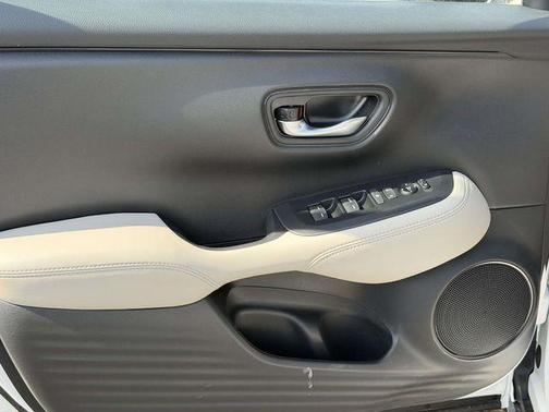 Platinum White Pearl 2026 Honda HR-V LX