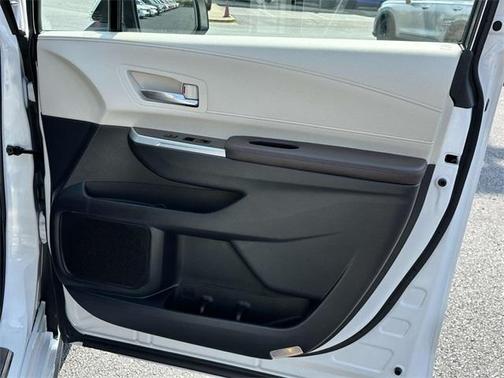 2022 Toyota Sienna Platinum 7 Passenger