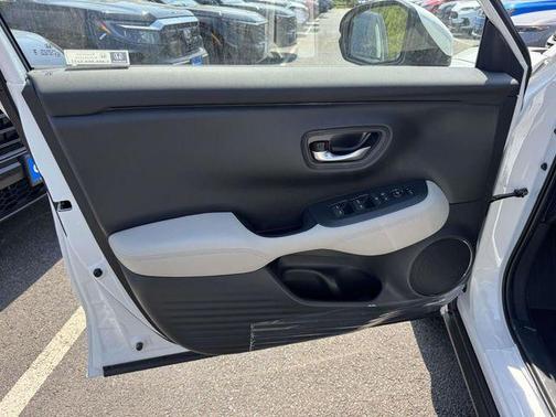 Platinum White Pearl 2026 Honda HR-V LX