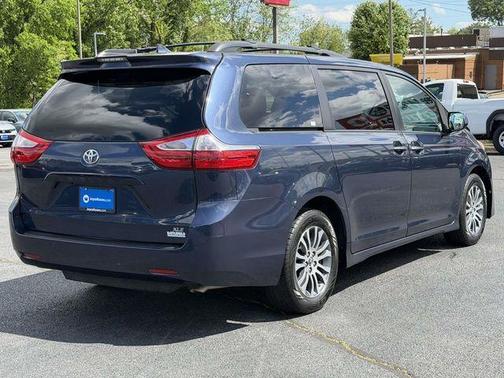 Parisian Night Pearl 2018 Toyota Sienna XLE
