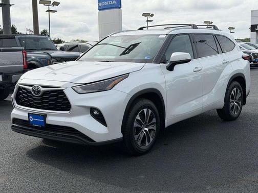Wind Chill Pearl 2022 Toyota Highlander XLE