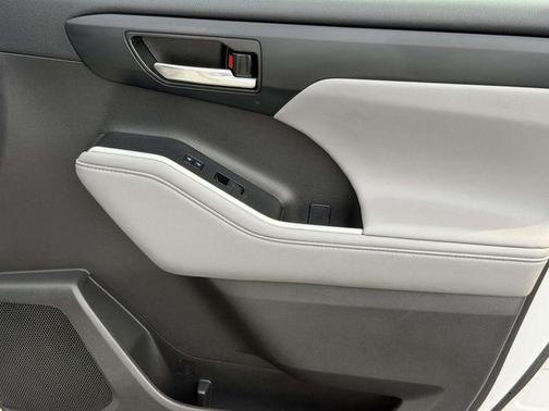 Wind Chill Pearl 2022 Toyota Highlander XLE