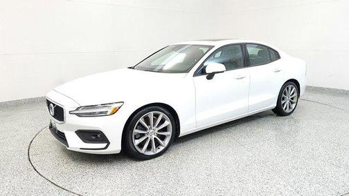 2021 Volvo S60 T6 Momentum