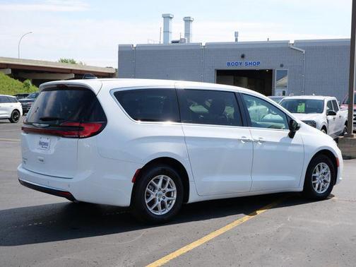 Bright White Clearcoat 2023 Chrysler Pacifica Touring L