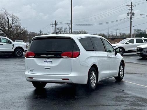 2023 Chrysler Voyager LX