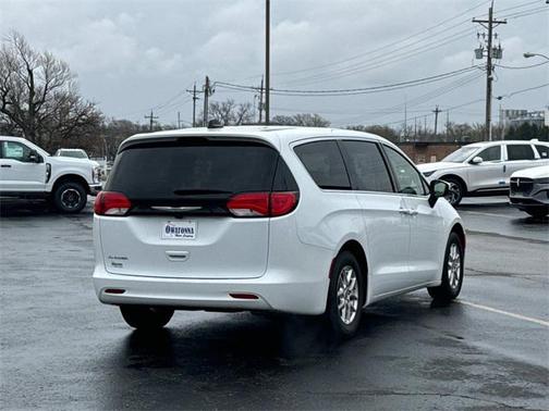 2023 Chrysler Voyager LX