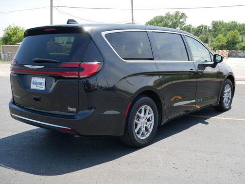 Brilliant Black Crystal Pearlcoat 2023 Chrysler Pacifica Touring L