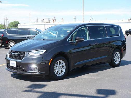 Brilliant Black Crystal Pearlcoat 2023 Chrysler Pacifica Touring L