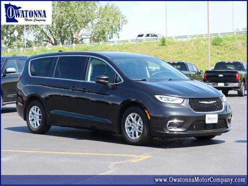Brilliant Black Crystal Pearlcoat 2023 Chrysler Pacifica Touring L