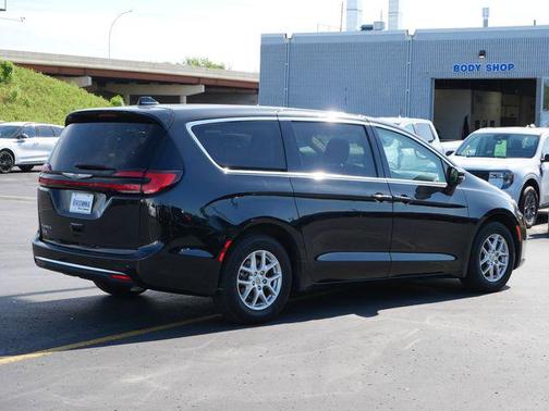 Brilliant Black Crystal Pearlcoat 2023 Chrysler Pacifica Touring L