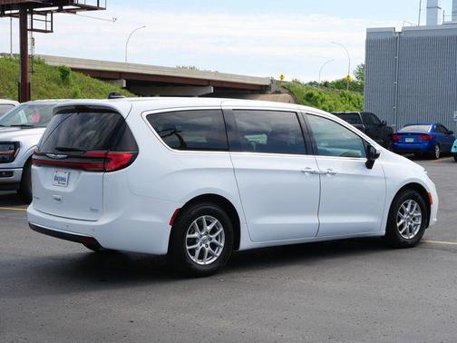 Bright White Clearcoat 2023 Chrysler Pacifica Touring L