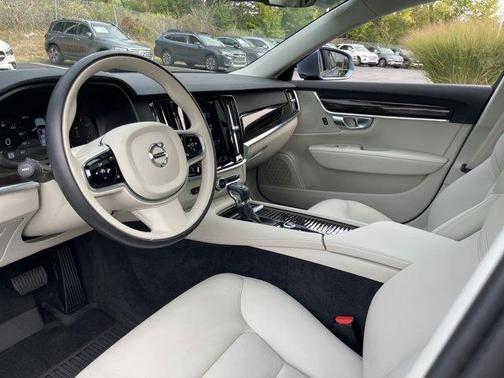 2018 Volvo S90 T6 Momentum