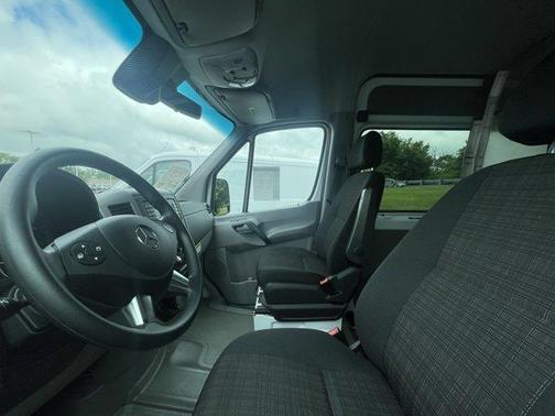 2014 Mercedes-Benz Sprinter 144 HIGH ROOF