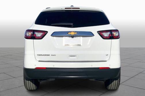 Summit White 2017 Chevrolet Traverse 2LT