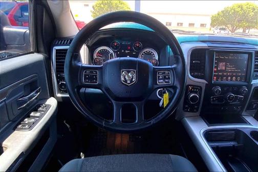 Brilliant Black Crystal Pearlcoat 2016 RAM 1500 SLT