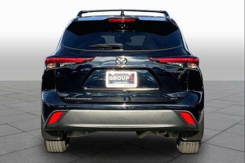 Midnight Black Metallic 2024 Toyota Highlander Hybrid XLE