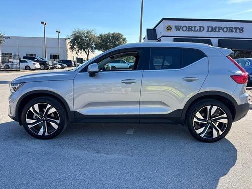2025 Volvo XC40 B5 Plus Bright Theme