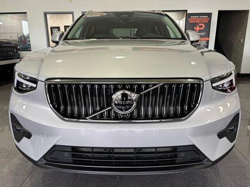 2025 Volvo XC40 B5 Plus Bright Theme