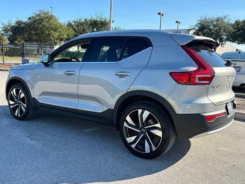 2025 Volvo XC40 B5 Plus Bright Theme
