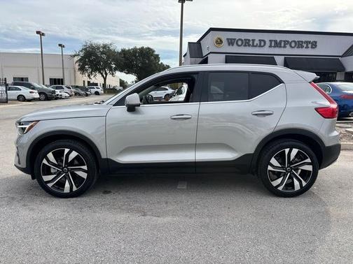 2025 Volvo XC40 B5 Plus Bright Theme
