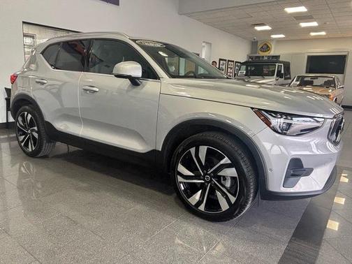 2025 Volvo XC40 B5 Plus Bright Theme