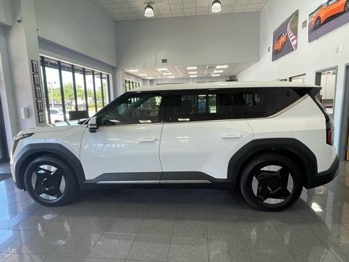 White 2024 Kia EV9 Light Long Range