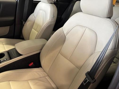 2022 Volvo XC40 T5 Momentum