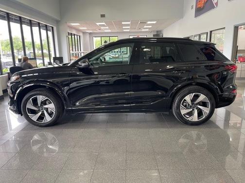 Mythos Black Metallic 2025 Audi Q6 e-tron Premium