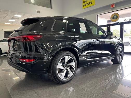 Mythos Black Metallic 2025 Audi Q6 e-tron Premium