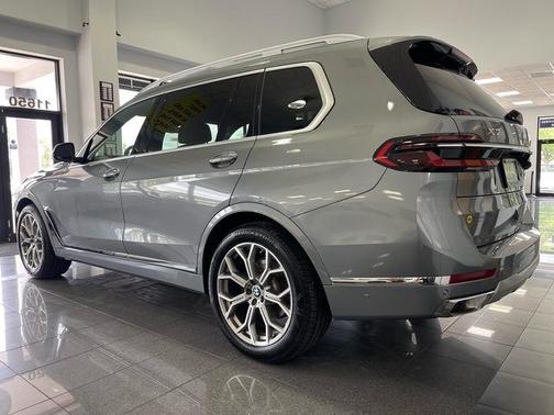 Gray 2023 BMW X7 xDrive40i